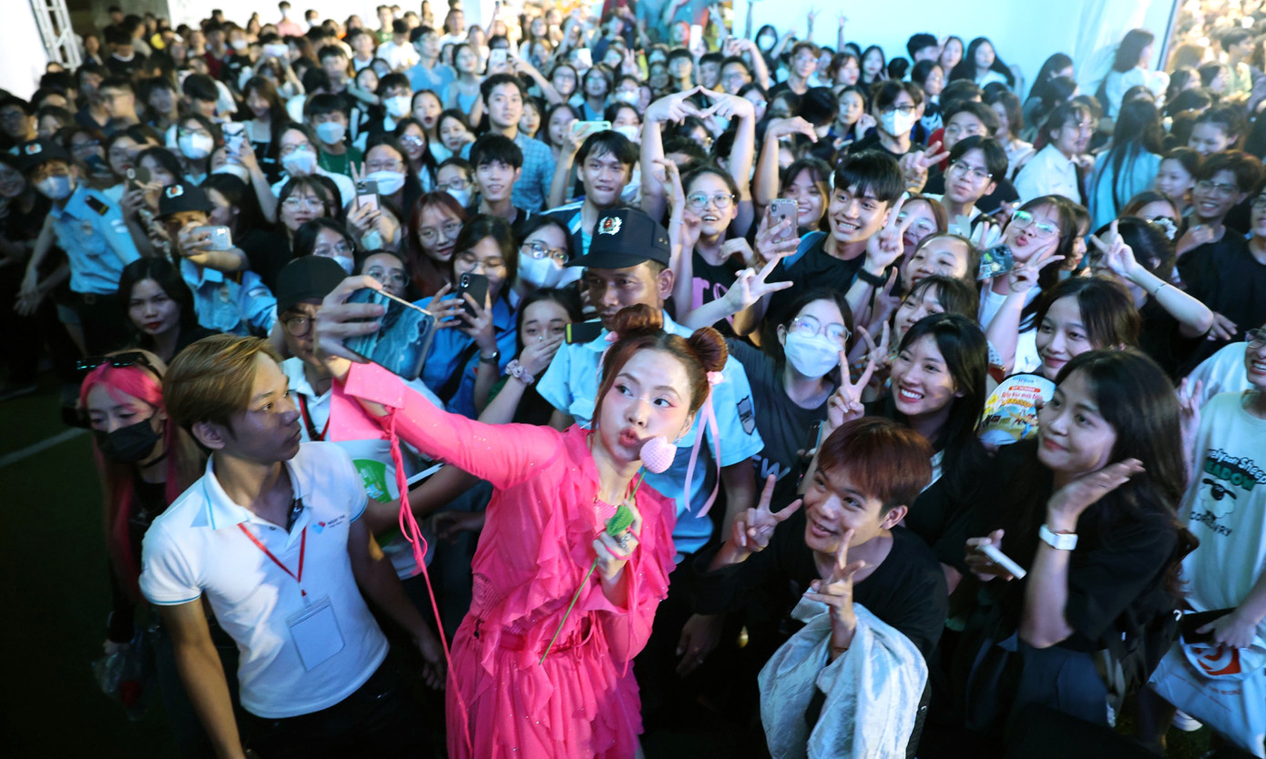 Ngô Lan Hương tiếp tục khuấy động bầu không khí Ngày Thẻ Việt Nam 2023 - 'Sóng Festival' với bản hit Anh có muốn đưa em về không. "Với chương trình dành cho sinh viên, tôi chọn màu sắc âm nhạc phù hợp với giới trẻ. Các ca khúc Hương chọn để hát ở Ngày Thẻ Việt Nam 2023 - 'Sóng Festival' đều có chủ đề về tình yêu đôi lứa, thể hiện bằng bản phối mới phù hợp với khán giả trẻ", nữ ca sĩ chia sẻ.