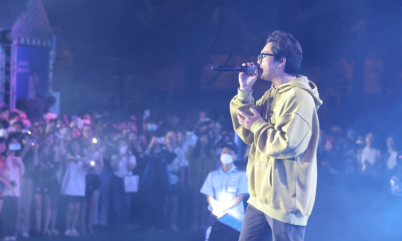 Nhóm nhạc Chillies khép lại đêm diễn đầy cảm xúc. Giọng ca chính Duy Khang cùng với các thành viên trong nhóm không làm khán giả thất vọng với những bản hit như Trên những đám mây, Vùng ký ức...