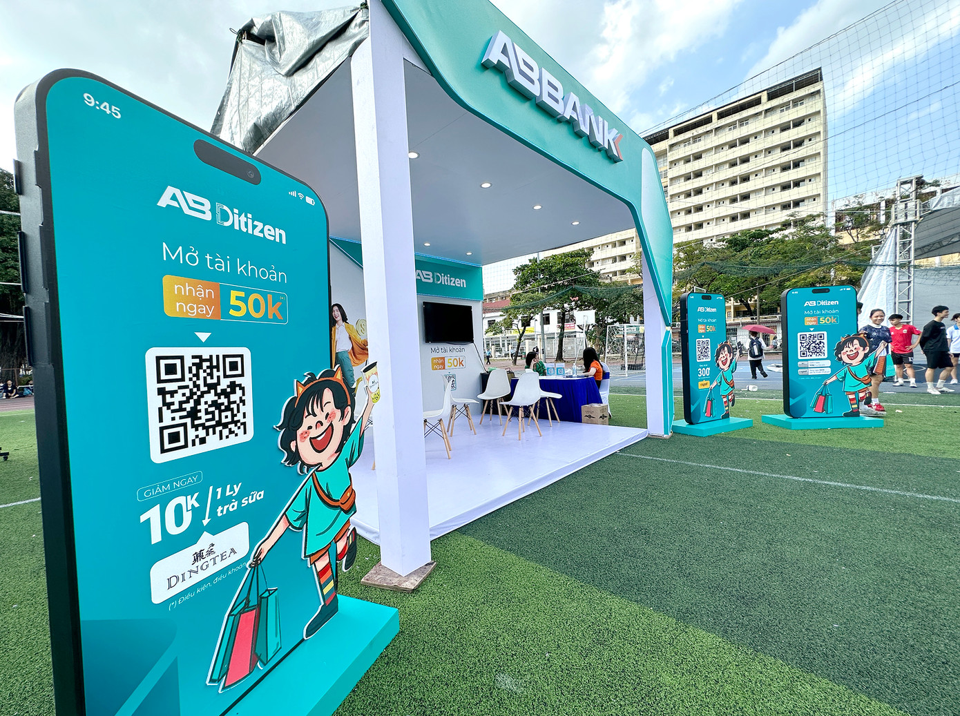 Toàn bộ các gian hàng được thiết kế với màu sắc tươi sáng, ngôn ngữ trẻ trung, các sản phẩm phong phú, nổi bật được các bạn trẻ đặc biệt yêu thích như sách, trà sữa, cà phê, mỹ phẩm, giầy dép… và nhiều sản phẩm của các đơn vị tham gia với giá hấp dẫn.