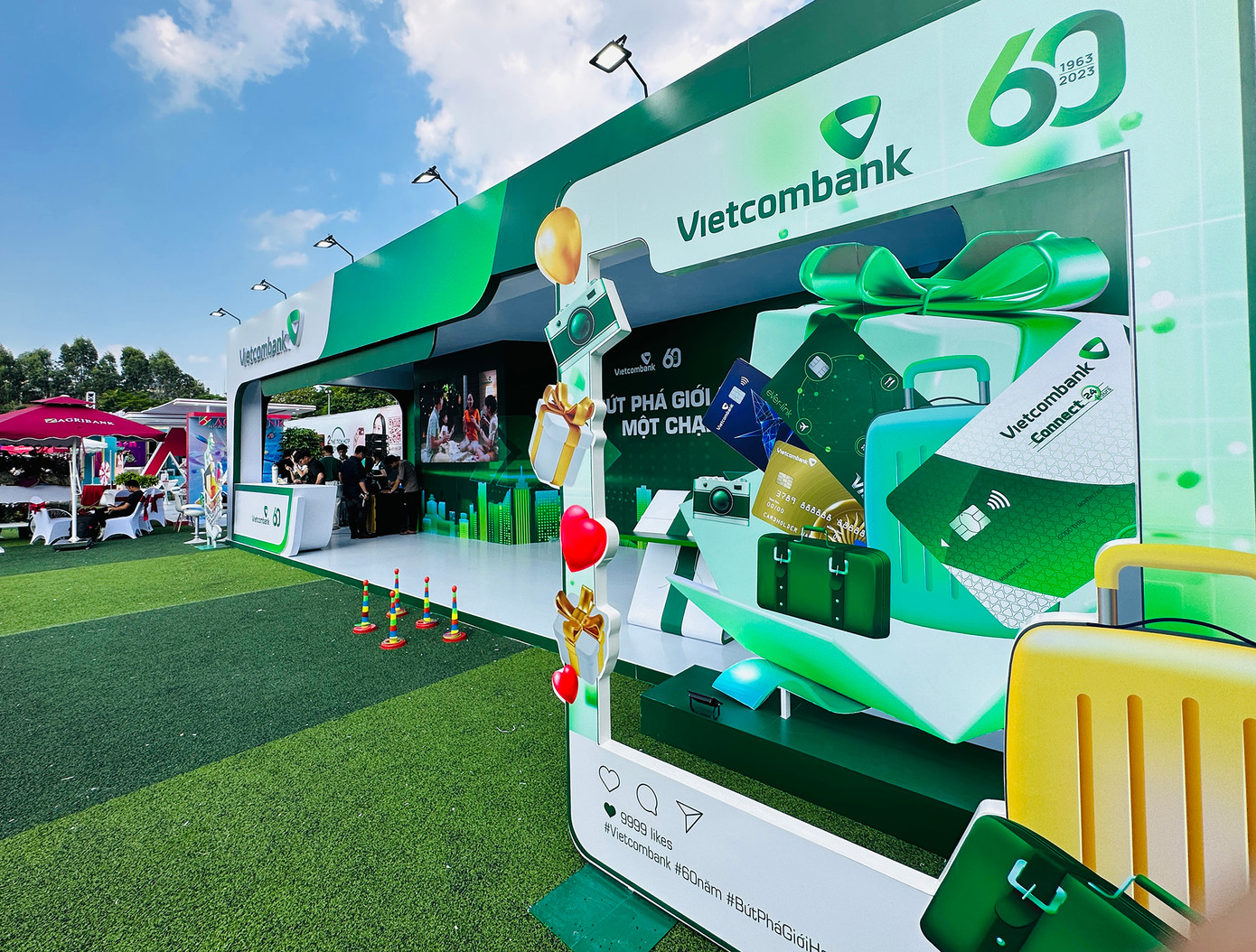 Ban Tổ chức dành tặng 10.000 phần quà 50.000 đồng vào tài khoản bằng việc quét mã QR. Để nhận quà, khách hàng chỉ cần đăng ký thông tin qua website https://thevietnam.vn hoặc đăng ký trực tiếp tại 'Sóng Festival'.