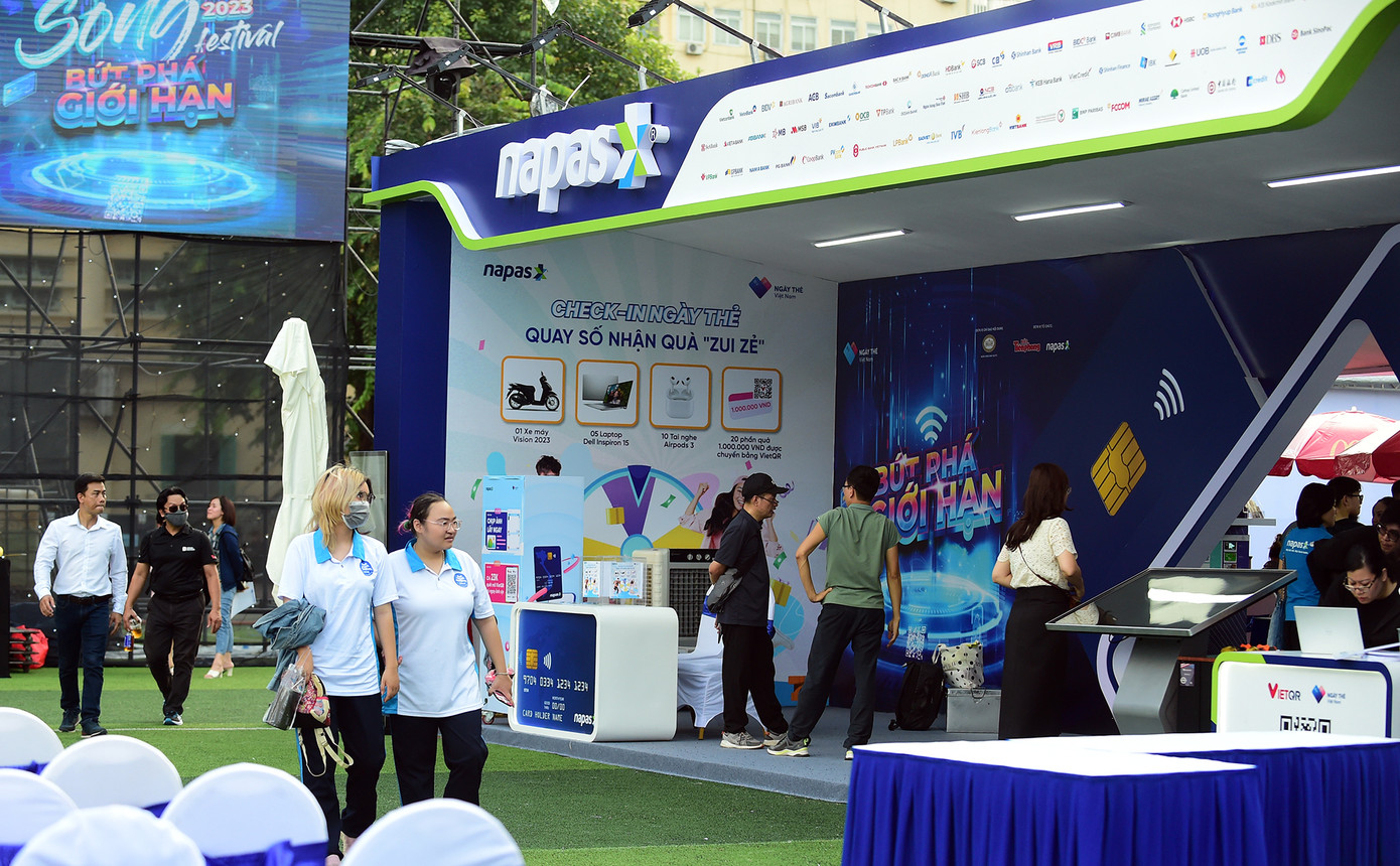 Tại 'Sóng Festival', các bạn sinh viên không chỉ trải nghiệm mà còn có nhiều cơ hội check-in, quét mã, tham gia các trò chơi thú vị nhận quà và có cơ hội nhận quà. Tại gian hàng NAPAS có các trò chơi thú vị tìm hiểu kiến thức về lĩnh vực thanh toán, tham gia trải nghiệm máy chụp hình tự động, in móc khóa mã VietQR cá nhân... để có cơ hội nhận hơn 4.000 phần quà trẻ trung từ NAPAS như túi xách in mã VietQR, ô cầm tay, túi đeo Thỏ Thẻ, túi đeo thời trang NAPAS.