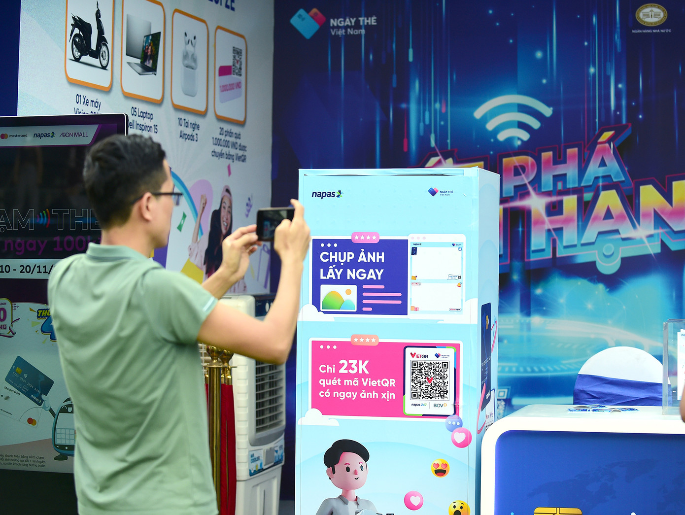 Tại 'Sóng Festival', các bạn sinh viên không chỉ trải nghiệm mà còn có nhiều cơ hội check-in, quét mã, tham gia các trò chơi thú vị nhận quà và có cơ hội nhận quà. Tại gian hàng NAPAS có các trò chơi thú vị tìm hiểu kiến thức về lĩnh vực thanh toán, tham gia trải nghiệm máy chụp hình tự động, in móc khóa mã VietQR cá nhân... để có cơ hội nhận hơn 4.000 phần quà trẻ trung từ NAPAS như túi xách in mã VietQR, ô cầm tay, túi đeo Thỏ Thẻ, túi đeo thời trang NAPAS.