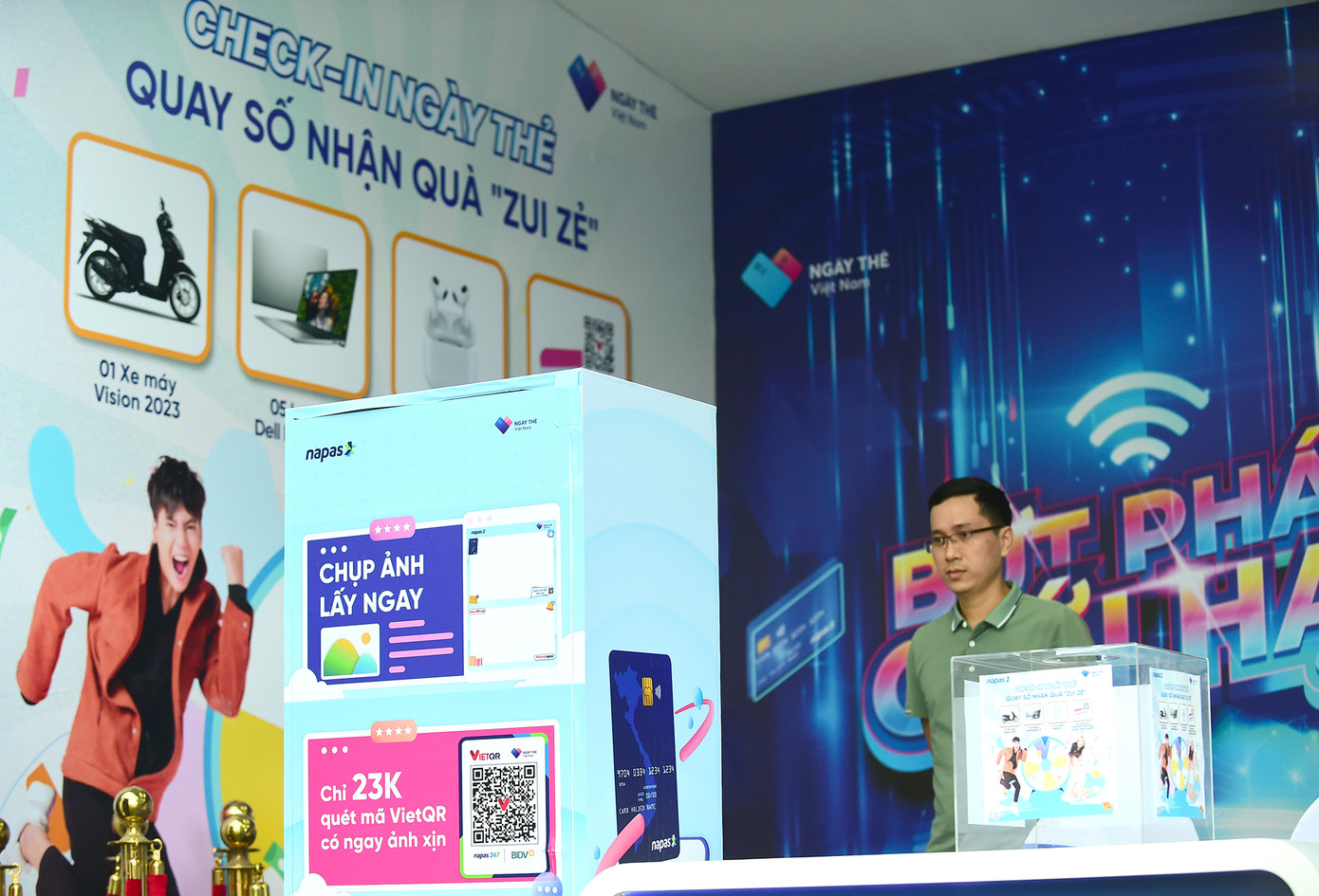 Tại 'Sóng Festival', các bạn sinh viên không chỉ trải nghiệm mà còn có nhiều cơ hội check-in, quét mã, tham gia các trò chơi thú vị nhận quà và có cơ hội nhận quà. Tại gian hàng NAPAS có các trò chơi thú vị tìm hiểu kiến thức về lĩnh vực thanh toán, tham gia trải nghiệm máy chụp hình tự động, in móc khóa mã VietQR cá nhân... để có cơ hội nhận hơn 4.000 phần quà trẻ trung từ NAPAS như túi xách in mã VietQR, ô cầm tay, túi đeo Thỏ Thẻ, túi đeo thời trang NAPAS.