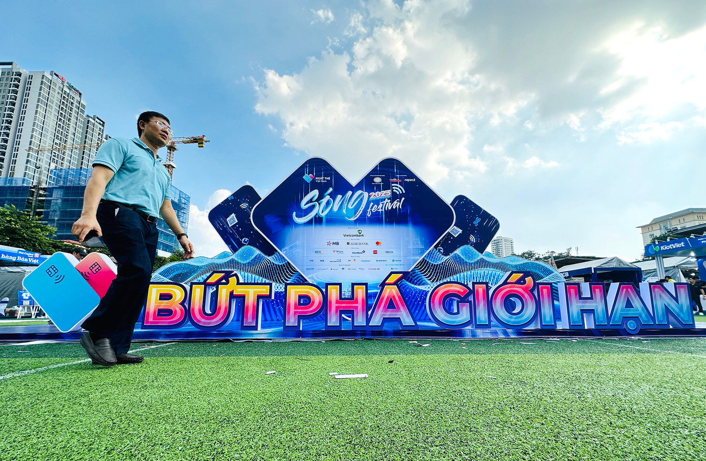 Trong khuôn khổ Ngày thẻ Việt Nam 2023 với chủ đề "Bứt phá giới hạn" do Báo Tiền Phong phối hợp với Công ty CP Thanh toán quốc gia Việt Nam (NAPAS) tổ chức, ngày 6/10 tại sân vận động trường ĐH Sư phạm Hà Nội diễn ra lễ hội mua sắm 'Sóng Festival'. Lễ hội mua sắm diễn ra nhiều hoạt động như: Trải nghiệm công nghệ thanh toán không dùng tiền mặt tại tất cả gian hàng; trình diễn công nghệ thanh toán thẻ ngân hàng hiện đại và tiên tiến nhất; biểu diễn nghệ thuật của các ban nhạc, ca sĩ được giới trẻ yêu thích. Ảnh: Xuân Tùng