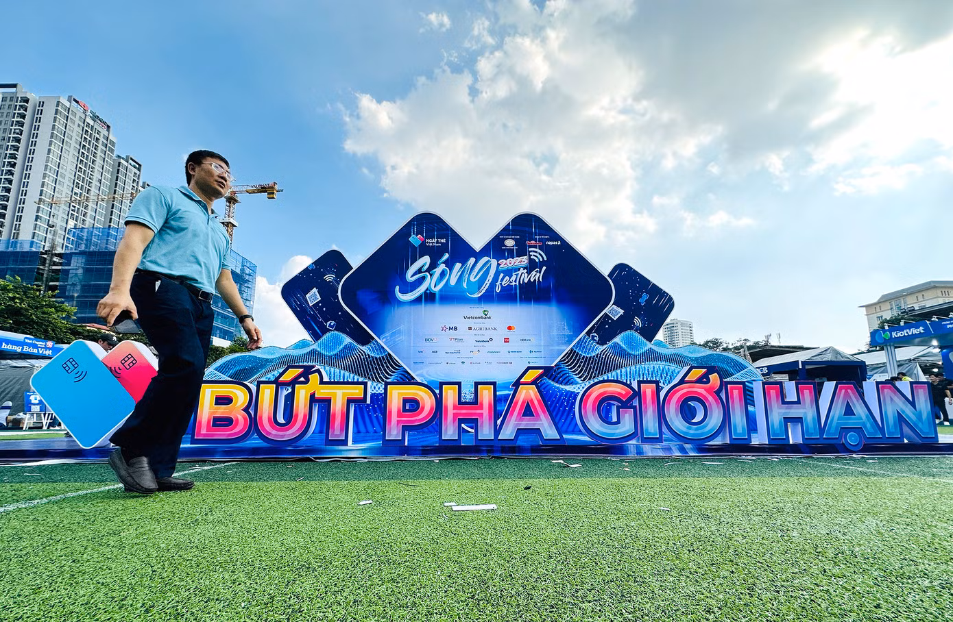 Trong khuôn khổ Ngày thẻ Việt Nam 2023 với chủ đề "Bứt phá giới hạn" do Báo Tiền Phong phối hợp với Công ty CP Thanh toán quốc gia Việt Nam (NAPAS) tổ chức, ngày 6/10 tại sân vận động trường ĐH Sư phạm Hà Nội diễn ra lễ hội mua sắm 'Sóng Festival'. Lễ hội mua sắm diễn ra nhiều hoạt động như: Trải nghiệm công nghệ thanh toán không dùng tiền mặt tại tất cả gian hàng; trình diễn công nghệ thanh toán thẻ ngân hàng hiện đại và tiên tiến nhất; biểu diễn nghệ thuật của các ban nhạc, ca sĩ được giới trẻ yêu thích. Ảnh: Xuân Tùng