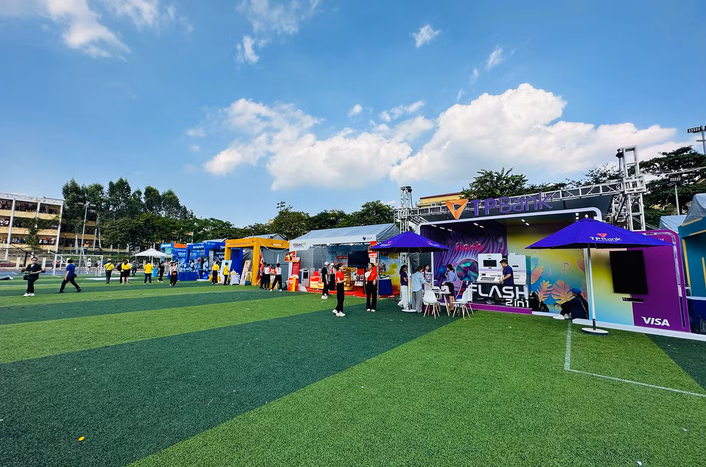 Tối nay (6/10), Lễ khai mạc 'Sóng Festival' chính thức diễn ra lễ khai mạc. Lễ khai mạc với sự tham gia của Đại diện Ngân hàng Nhà nước, đại diện UBND TP. Hà Nội, lãnh đạo báo Tiền Phong, đại diện NAPAS cùng các ngân hàng: Ngân hàng TMCP Ngoại thương Việt Nam Vietcombank; Ngân hàng TMCP Quân đội (MB); Ngân hàng Nông nghiệp và Phát triển Nông thôn Việt Nam (Agribank); MasterCard; Ngân hàng TMCP Đầu tư và Phát triển Việt Nam - BIDV, Ngân hàng TMCP Công thương Việt Nam - Vietinbank, Ngân hàng TMCP Tiên Phong - TPBank, Công ty Cổ phần chứng khoán SSI, Ngân hàng TMCP Phát triển TP. HCM (HDbank)...