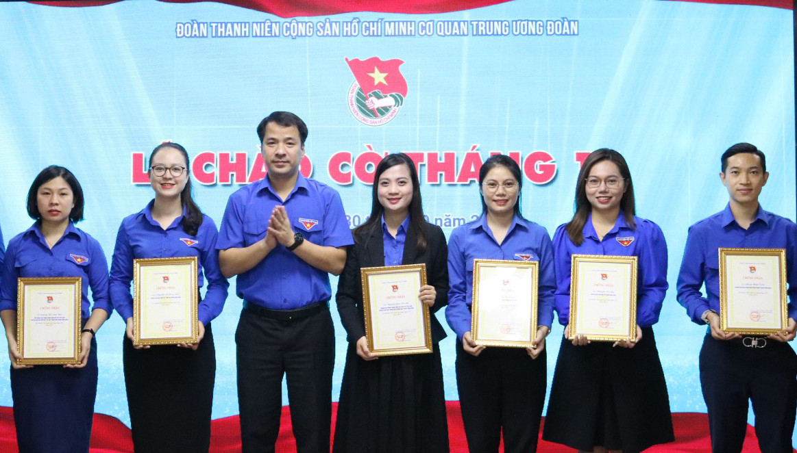 Anh Ngô Văn Cương trao khen thưởng các cá nhân có thành tích xuất sắc trong quý III, năm 2023.