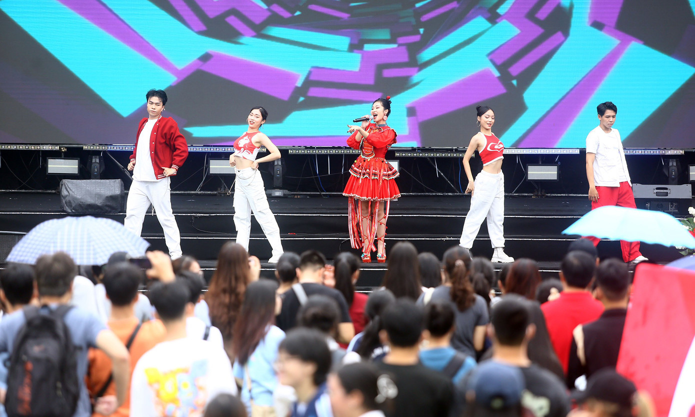 Ngày 7/10, tại Sân vận động trường ĐH Sư phạm Hà Nội, 'Sóng Festival' - Ngày Thẻ Việt Nam 2023 với chủ đề "Bứt phá giới hạn" tiếp tục sôi động với nhiều hoạt động trải nghiệm và 'check-in', quét mã QR nhận quà tặng thú vị, cùng các tiết mục nghệ thuật ở khu vực sân khấu chính. Ảnh: Trọng Tài