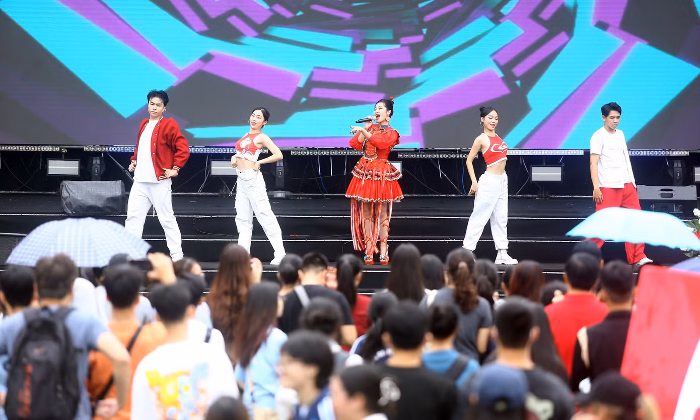 Ngày 7/10, tại Sân vận động trường ĐH Sư phạm Hà Nội, 'Sóng Festival' - Ngày Thẻ Việt Nam 2023 với chủ đề "Bứt phá giới hạn" tiếp tục sôi động với nhiều hoạt động trải nghiệm và 'check-in', quét mã QR nhận quà tặng thú vị, cùng các tiết mục nghệ thuật ở khu vực sân khấu chính. Ảnh: Trọng Tài