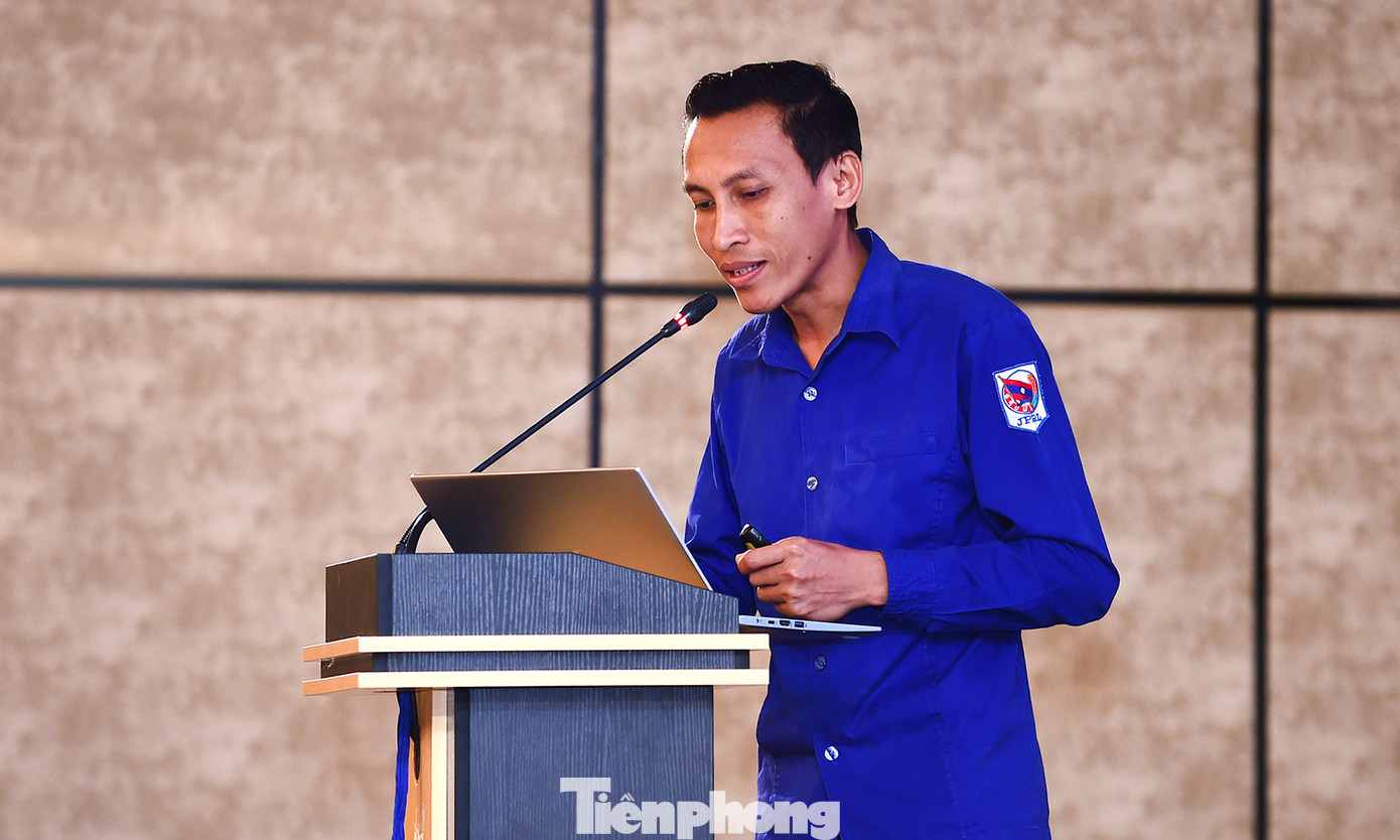 Anh Thansamay Vorlaphin trình bày tham luận tại hội thảo. Ảnh: Xuân Tùng