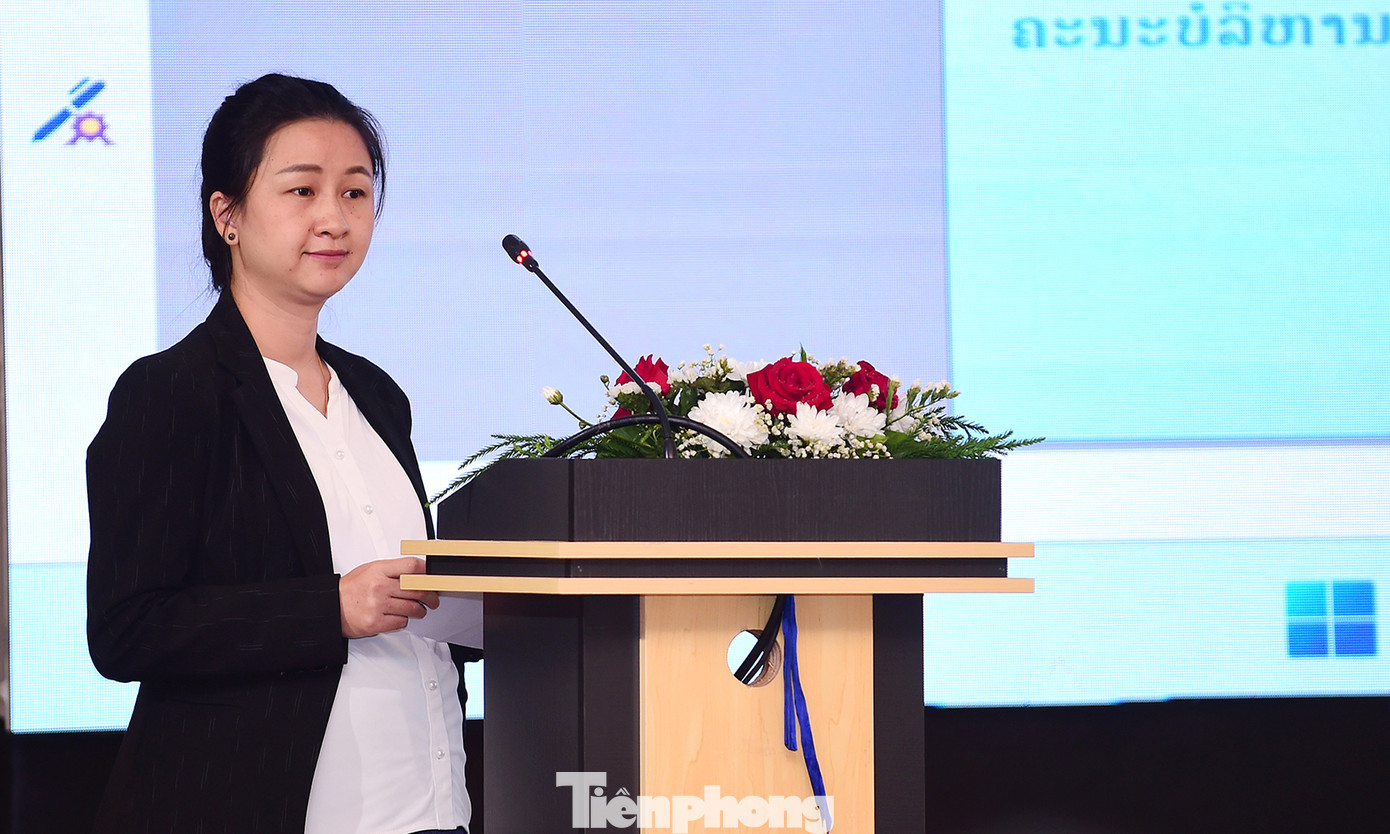 Hội thảo cũng nghe tham luận của nữ đại biểu OuKham Inthavong đại diện Đoàn Thanh niên Học viện Khoa học và Kinh tế Lào (LASES) về tình hình kinh tế Lào hiện nay và xu hướng phát triển kinh tế trong tương lai. Nam đại biểu Nguyễn Đắc Chính - Bí thư Chi đoàn cơ sở Khối Đảng Đoàn Ngân hàng BIDV chia sẻ về chuyển đổi số trong hoạt động ngân hàng. Ảnh: Xuân Tùng