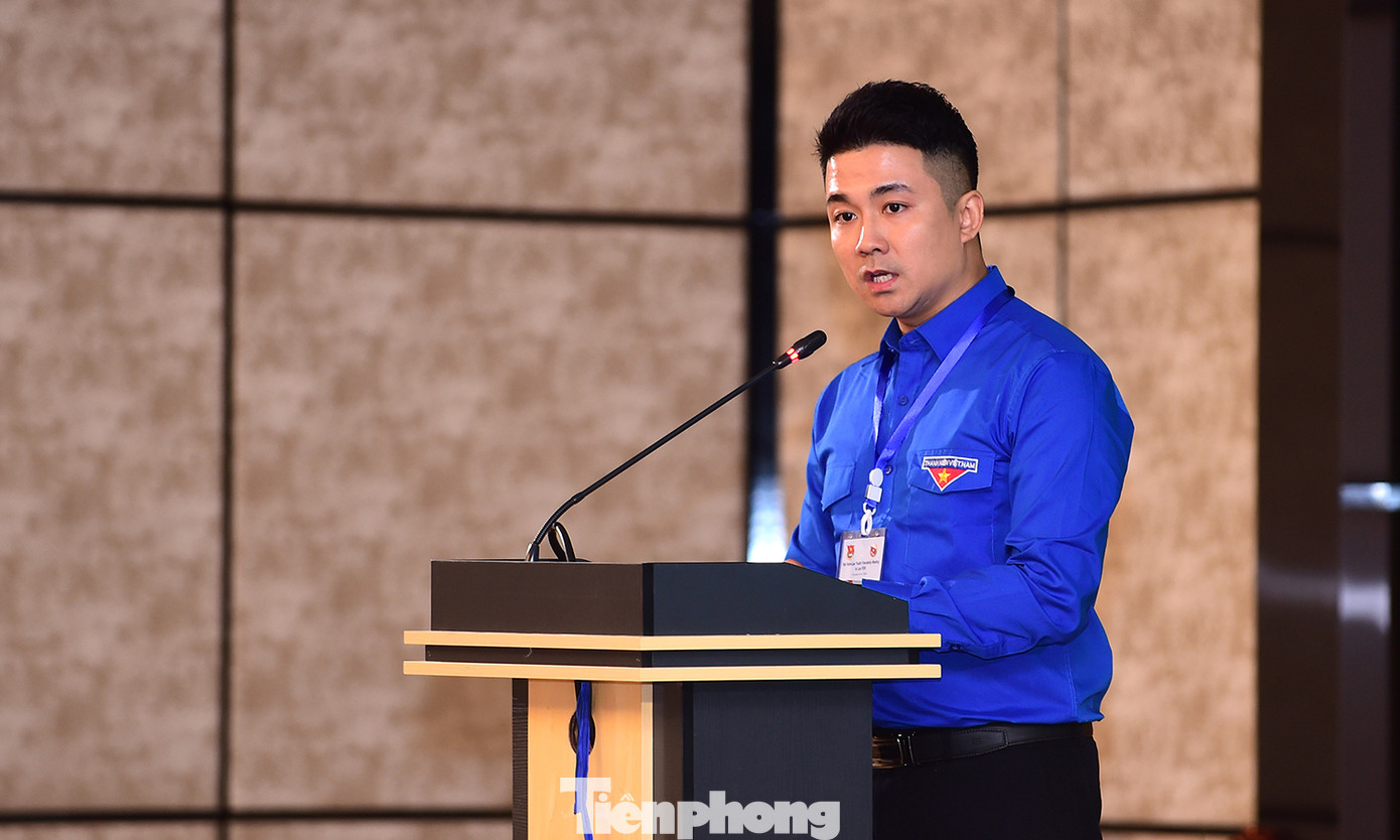 Hội thảo cũng nghe tham luận của nữ đại biểu OuKham Inthavong đại diện Đoàn Thanh niên Học viện Khoa học và Kinh tế Lào (LASES) về tình hình kinh tế Lào hiện nay và xu hướng phát triển kinh tế trong tương lai. Nam đại biểu Nguyễn Đắc Chính - Bí thư Chi đoàn cơ sở Khối Đảng Đoàn Ngân hàng BIDV chia sẻ về chuyển đổi số trong hoạt động ngân hàng. Ảnh: Xuân Tùng