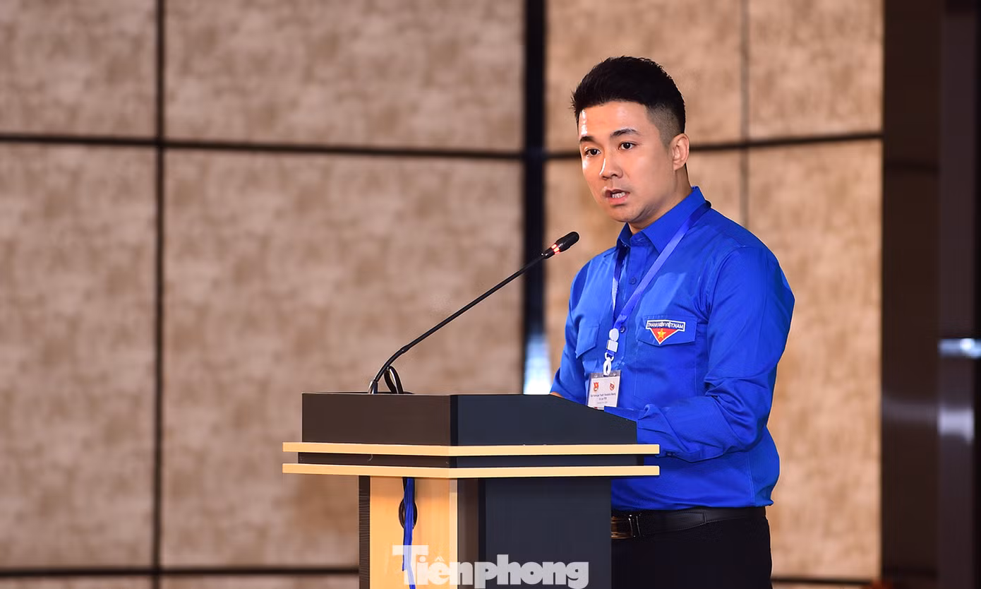Hội thảo cũng nghe tham luận của nữ đại biểu OuKham Inthavong đại diện Đoàn Thanh niên Học viện Khoa học và Kinh tế Lào (LASES) về tình hình kinh tế Lào hiện nay và xu hướng phát triển kinh tế trong tương lai. Nam đại biểu Nguyễn Đắc Chính - Bí thư Chi đoàn cơ sở Khối Đảng Đoàn Ngân hàng BIDV chia sẻ về chuyển đổi số trong hoạt động ngân hàng. Ảnh: Xuân Tùng Hội thảo cũng nghe tham luận của nữ đại biểu OuKham Inthavong đại diện Đoàn Thanh niên Học viện Khoa học và Kinh tế Lào (LASES) về tình hình kinh tế Lào hiện nay và xu hướng phát triển kinh tế trong tương lai. Nam đại biểu Nguyễn Đắc Chính - Bí thư Chi đoàn cơ sở Khối Đảng Đoàn Ngân hàng BIDV chia sẻ về chuyển đổi số trong hoạt động ngân hàng. Ảnh: Xuân Tùng