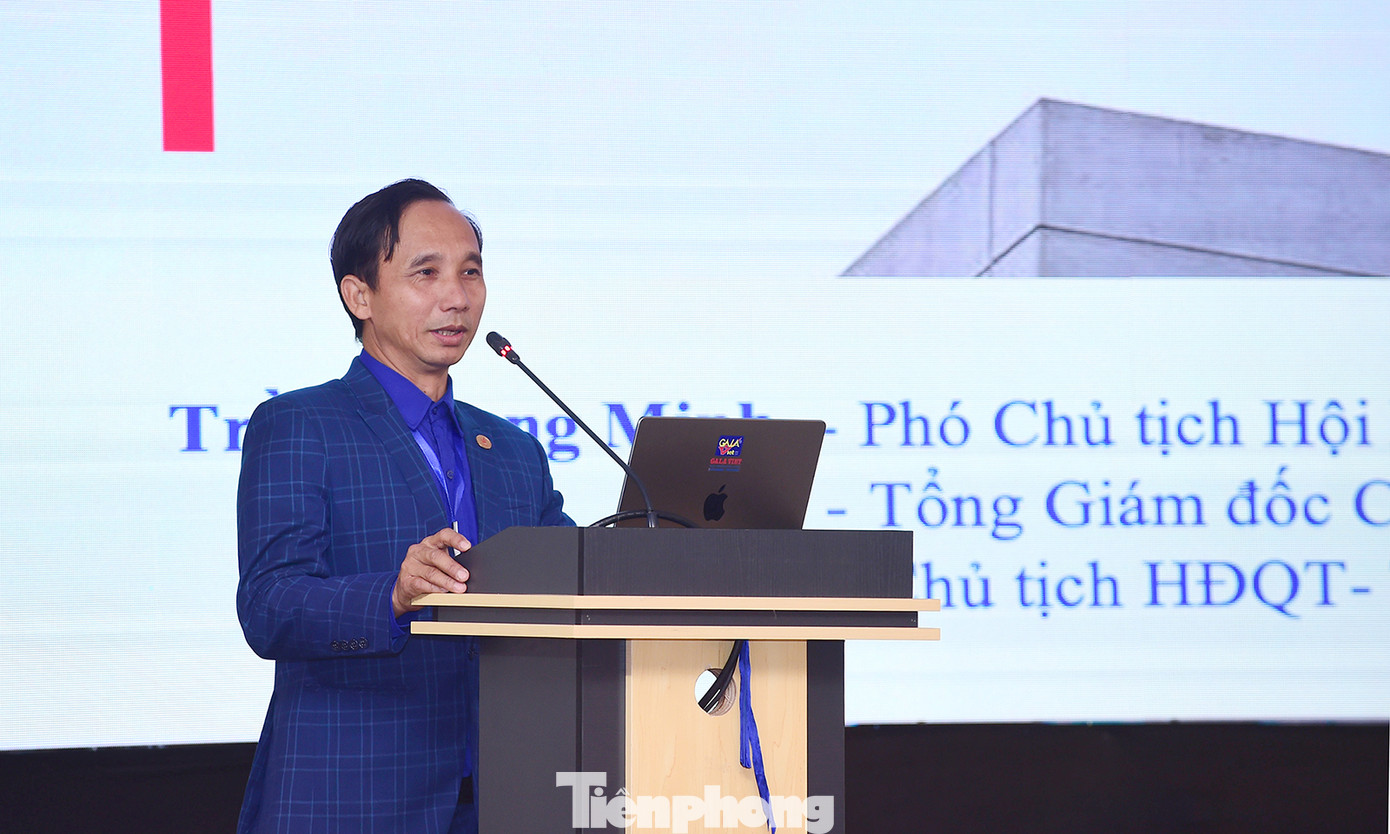 Anh Trần Quang Minh trao đổi tại hội thảo. Ảnh: Xuân Tùng