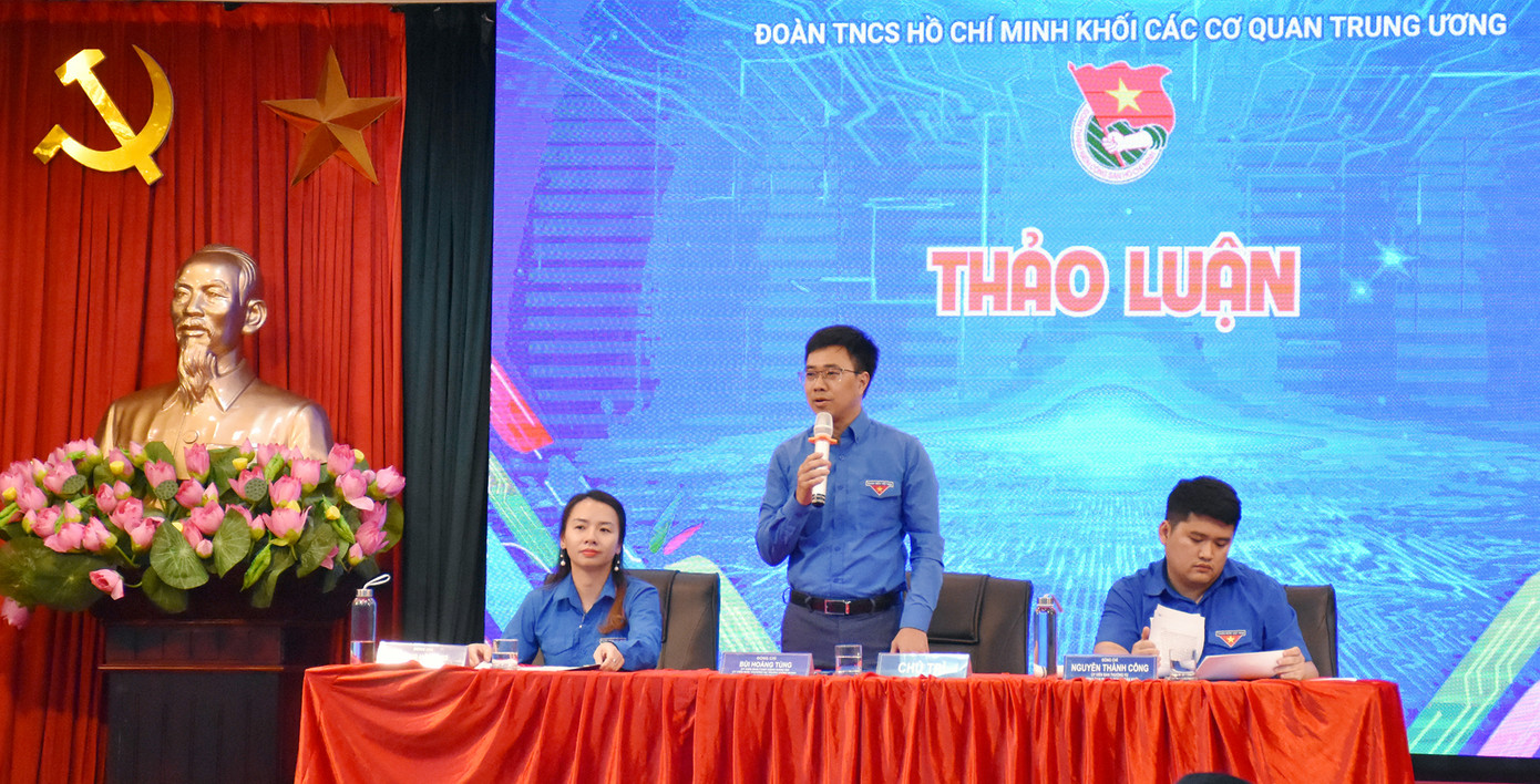 Anh Bùi Hoàng Tùng chủ trì tại hội nghị. Ảnh: Vương Bảo Anh