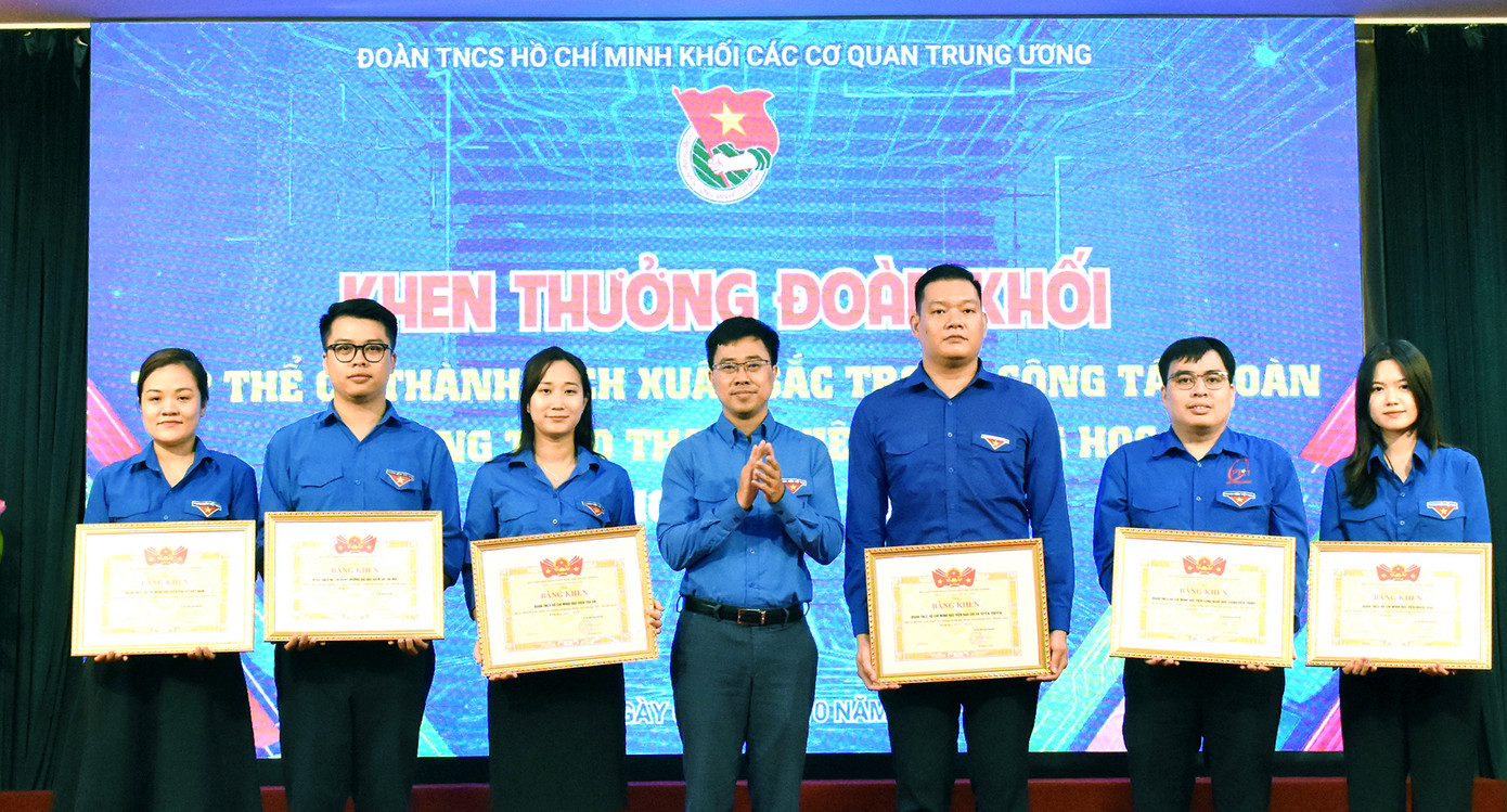Đoàn Khối Các cơ quan T.Ư tặng bằng khen cho 6 tập thể đơn vị. Ảnh: Vương Bảo Anh
