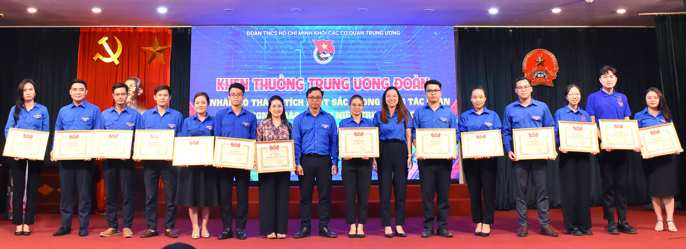 T.Ư Đoàn trao tặng bằng khen cho 14 cá nhân. Ảnh: Vương Bảo Anh