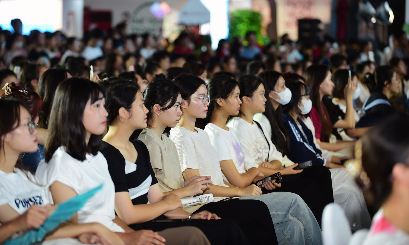 Các bạn sinh viên tham dự lễ khai mạc 'Sóng Festival 2023'. Ảnh: Xuân Tùng Các bạn sinh viên tham dự lễ khai mạc 'Sóng Festival 2023'. Ảnh: Xuân Tùng