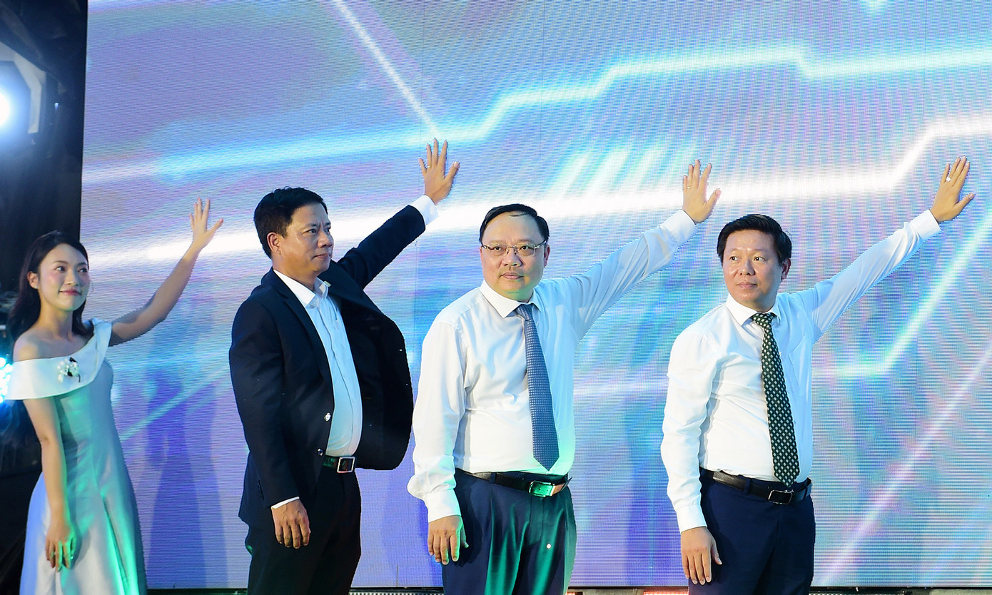 Các đại biểu thực hiện nghi thức khai mạc 'Sóng Festival 2023', với chủ đề "Bứt phá giới hạn". Ảnh: Trọng Tài - Xuân Tùng - Duy Phạm Các đại biểu thực hiện nghi thức khai mạc 'Sóng Festival 2023', với chủ đề "Bứt phá giới hạn". Ảnh: Trọng Tài - Xuân Tùng - Duy Phạm