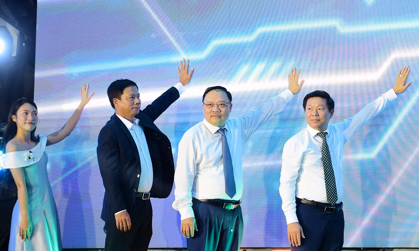 Các đại biểu thực hiện nghi thức khai mạc 'Sóng Festival 2023', với chủ đề "Bứt phá giới hạn". Ảnh: Trọng Tài - Xuân Tùng - Duy Phạm