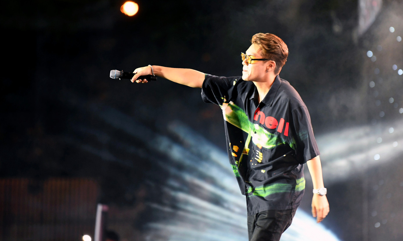 Rapper Gill bất ngờ xuất hiện khiến khán giả đứng ngồi không yên. Đây là khách mời của Nhà tài trợ kim cương Ngân hàng TMCP Ngoại thương Việt Nam Vietcombank. Anh trình diễn loạt ba ca khúc đình đám Sang xịn mịn, Vân rung và Mắt xanh.