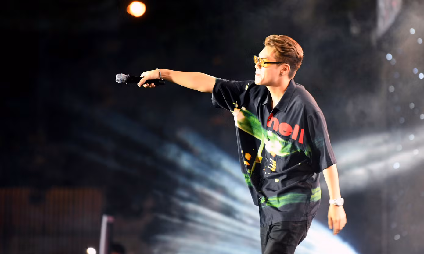 Rapper Gill bất ngờ xuất hiện khiến khán giả đứng ngồi không yên. Đây là khách mời của Nhà tài trợ kim cương Ngân hàng TMCP Ngoại thương Việt Nam Vietcombank. Anh trình diễn loạt ba ca khúc đình đám Sang xịn mịn, Vân rung và Mắt xanh.