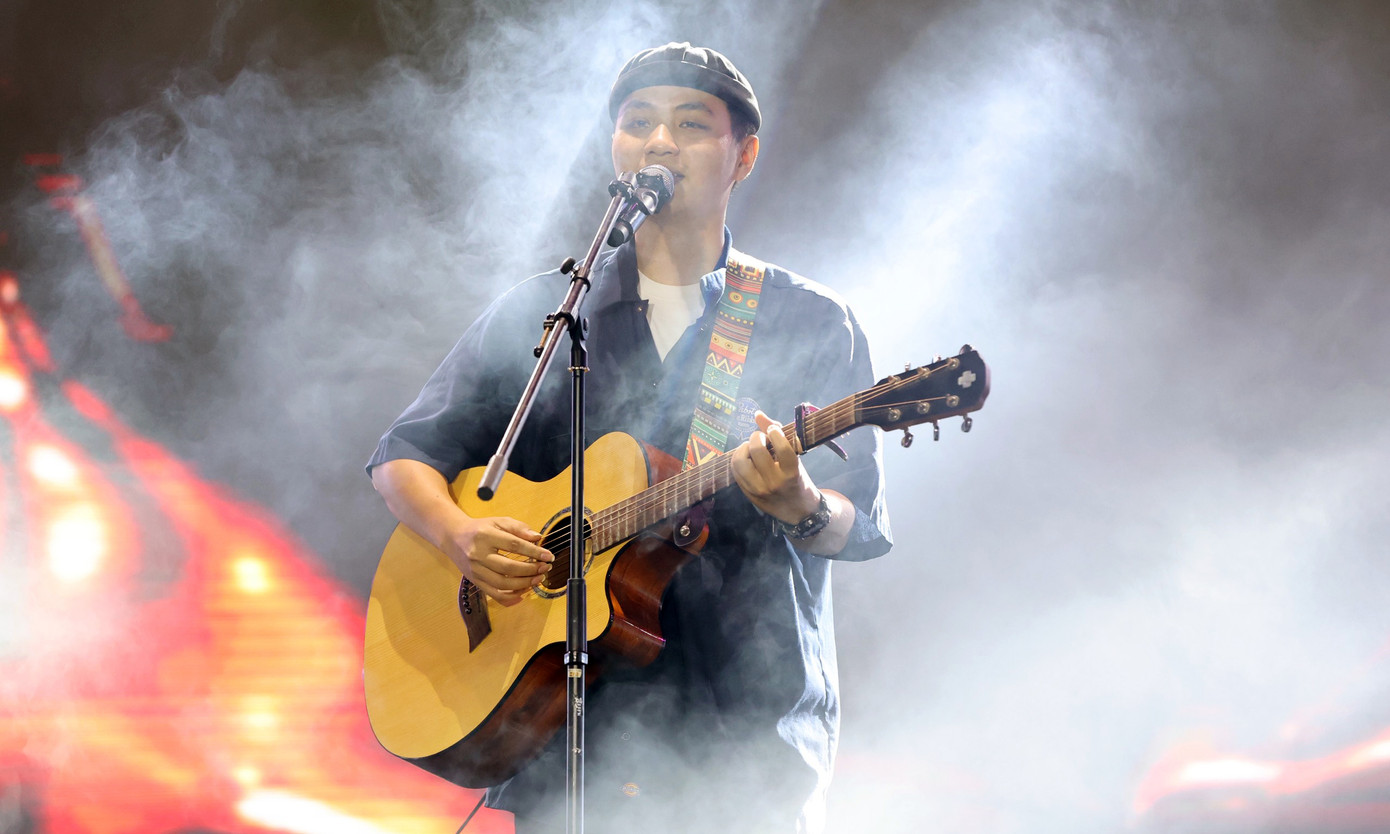 Ca sĩ indie Trịnh Trung Kiên trình diễn ca khúc Tôi biết em không biết, Em ăn sáng chưa, Quả tim màu lửa, Khi hôm nay thành ngày xưa dành tặng khán giả Ngày Thẻ Việt Nam - 'Sóng Festival' 2023. Trong phần giao lưu, một nữ sinh viên bày tỏ, những sáng tác của Kiên tiếp cho cô động lực để chinh phục cánh cổng ĐH Sư phạm Hà Nội.