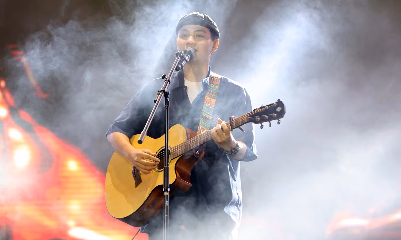 Ca sĩ indie Trịnh Trung Kiên trình diễn ca khúc Tôi biết em không biết, Em ăn sáng chưa, Quả tim màu lửa, Khi hôm nay thành ngày xưa dành tặng khán giả Ngày Thẻ Việt Nam - 'Sóng Festival' 2023. Trong phần giao lưu, một nữ sinh viên bày tỏ, những sáng tác của Kiên tiếp cho cô động lực để chinh phục cánh cổng ĐH Sư phạm Hà Nội.