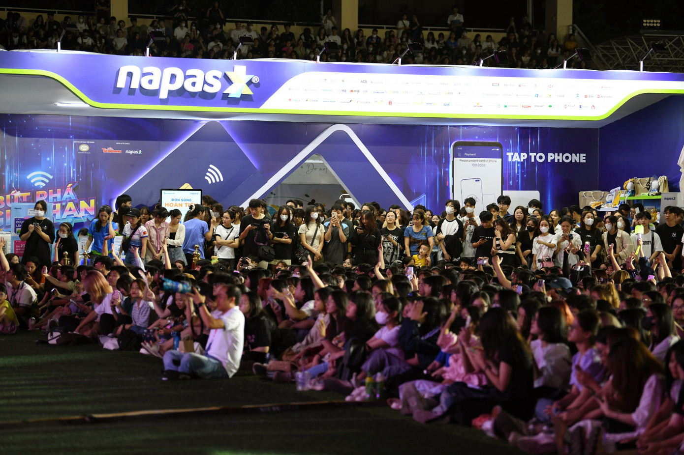 Hàng ngàn bạn trẻ tiếp tục đổ về sân vận động trường ĐH Sư phạm Hà Nội để theo dõi hoạt động trình diễn nghệ thuật và gặp những ca sĩ yêu thích.