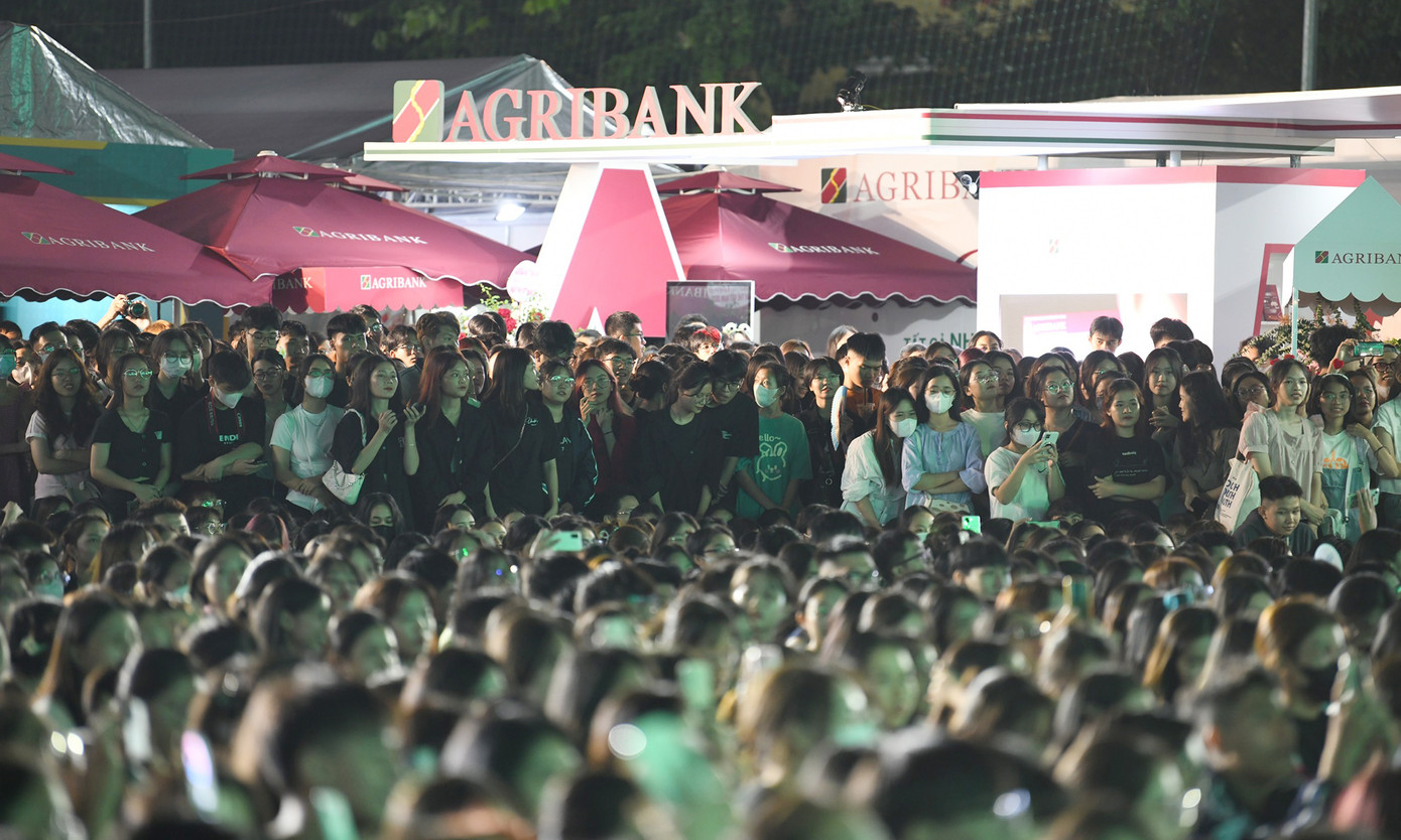 Hàng ngàn bạn trẻ tiếp tục đổ về sân vận động trường ĐH Sư phạm Hà Nội để theo dõi hoạt động trình diễn nghệ thuật và gặp những ca sĩ yêu thích.