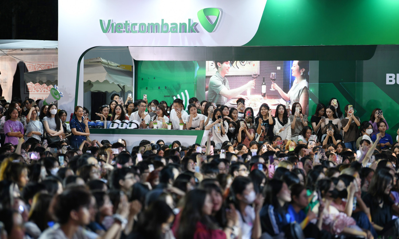 Hàng ngàn bạn trẻ tiếp tục đổ về sân vận động trường ĐH Sư phạm Hà Nội để theo dõi hoạt động trình diễn nghệ thuật và gặp những ca sĩ yêu thích.