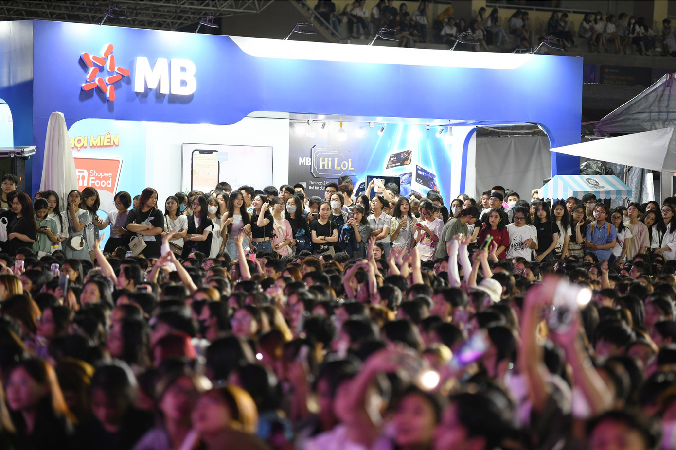 Hàng ngàn bạn trẻ tiếp tục đổ về sân vận động trường ĐH Sư phạm Hà Nội để theo dõi hoạt động trình diễn nghệ thuật và gặp những ca sĩ yêu thích.