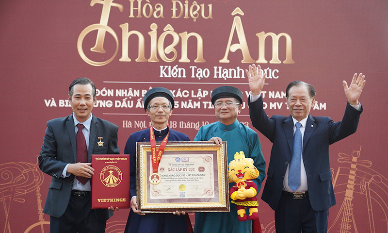 FPT Education đón nhận bằng xác lập kỷ lục Việt Nam cho MV Thiên Âm. Ảnh: BTC FPT Education đón nhận bằng xác lập kỷ lục Việt Nam cho MV Thiên Âm. Ảnh: BTC