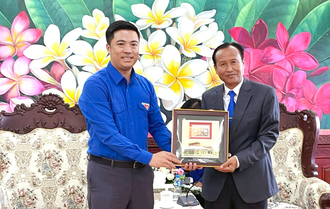 Anh Trần Văn Đông, trưởng đoàn đại biểu thanh niên Việt Nam tặng quà PGS.TS Phuvong Ankhamsen, Giám đốc Học viện Chính trị - Hành chính Quốc gia Lào. Ảnh: Vũ Thơ