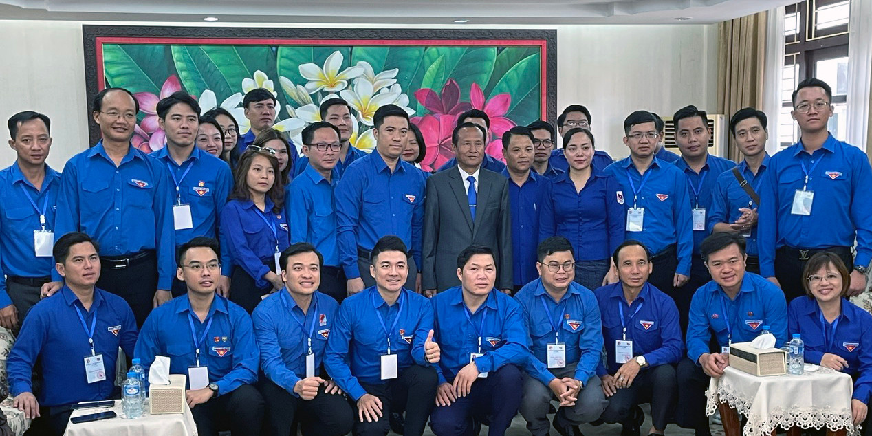 Đoàn đại biểu thanh niên Việt Nam, thanh niên Lào và Giám đốc Học viện Chính trị - Hành chính Quốc gia Lào chụp ảnh lưu niệm. Ảnh: Vũ Thơ