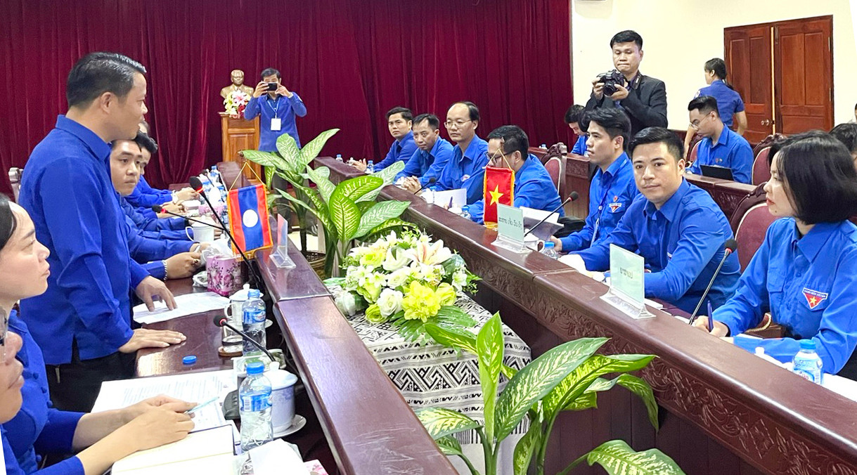 Đoàn đại biểu thanh niên Việt Nam giao lưu, trao đổi tại Học viện Chính trị - Hành chính Quốc gia Lào. Ảnh: Vũ Thơ