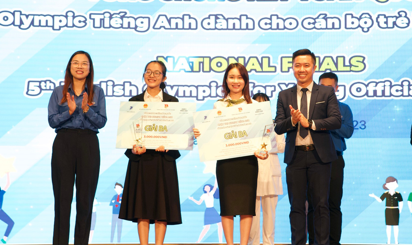 Ban Tổ chức trao giải Ba cho hai thí sinh Phạm Thị Việt Trinh và Ngô Ngọc Bảo Trân. Ban Tổ chức trao giải Ba cho hai thí sinh Phạm Thị Việt Trinh và Ngô Ngọc Bảo Trân.