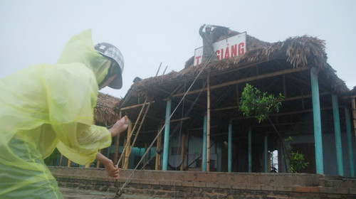 Các hàng quán tại bãi tắm Cửa Việt (Gio Linh) cũng được người dân chằng néo cẩn thận chiều 26-9 - Ảnh: Quốc Nam. Các hàng quán tại bãi tắm Cửa Việt (Gio Linh) cũng được người dân chằng néo cẩn thận chiều 26-9 - Ảnh: Quốc Nam