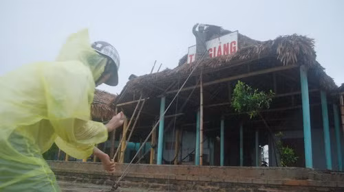 Các hàng quán tại bãi tắm Cửa Việt (Gio Linh) cũng được người dân chằng néo cẩn thận chiều 26-9 - Ảnh: Quốc Nam