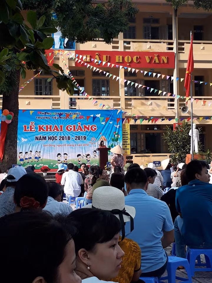 Phụ huynh được mời đến họp về các khoản thu trước ngày khai giảng Bị tố lạm thu: Hiệu trưởng bỏ đi, phụ huynh bức xúc vây kín sân trường ảnh 1