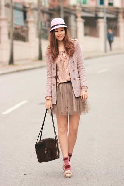 Mix váy ngắn cùng với tất cao quá đầu gối sẽ đem lại cho bạn vẻ dễ thương mà vẫn rất cá tính. Vẻ đẹp dịu dàng và dễ thương của chân váy xòe kết hợp với vẻ đẹp thanh lịch của áo sơ mi tạo nên một phong cách cực hoàn hảo. Váy ngắn + áo pull = một phong cách đậm chất teen Thêm áo khoác nhẹ nhàng cho ngày trở gió Áo sơ mi diện trong áo len hoặc áo pull mix cùng chân váy sẽ đem lại cho bạn vẻ trẻ trung thanh lịch.