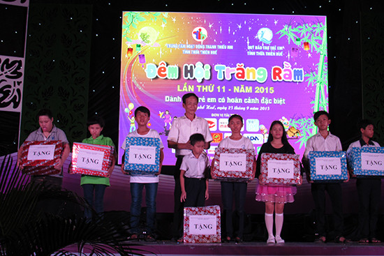 Trung thu sớm cho hơn 1.000 trẻ nghèo, khuyết tật ảnh 9