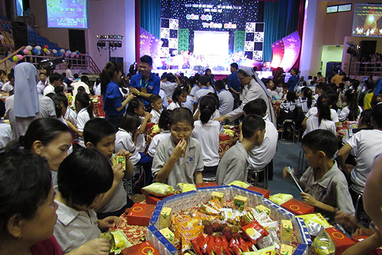 Trung thu sớm cho hơn 1.000 trẻ nghèo, khuyết tật ảnh 2
