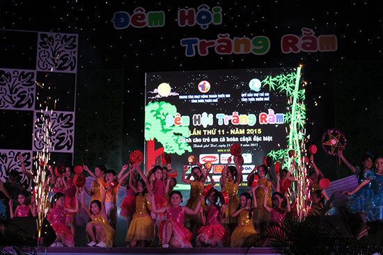 Trung thu sớm cho hơn 1.000 trẻ nghèo, khuyết tật ảnh 11