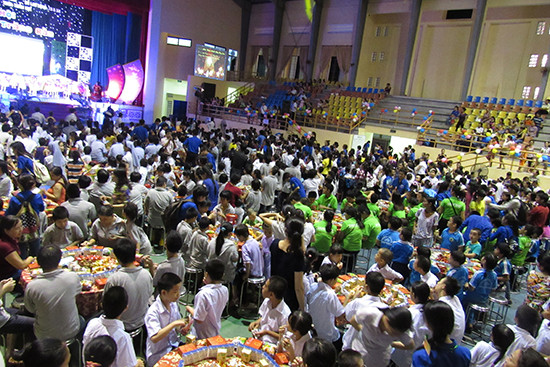 Trung thu sớm cho hơn 1.000 trẻ nghèo, khuyết tật ảnh 1