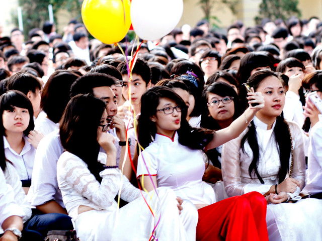 Tự ghi lại hình ảnh của nhóm trong ngày khai trường