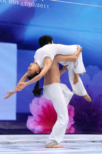 Các nghệ sĩ nhà hát Tuổi trẻ mang tới nhiều tiết mục kịch hình thể