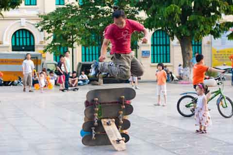 Mọi ánh mắt đều chăm chú hướng về màn bay người qua chướng ngại vật của Linh