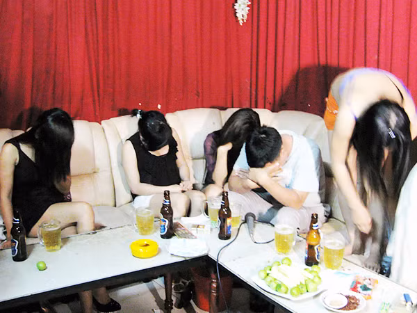Tiếp viên và khách bị bắt quả tang tại quán 72. Tiếp viên và khách bị bắt quả tang tại quán 72