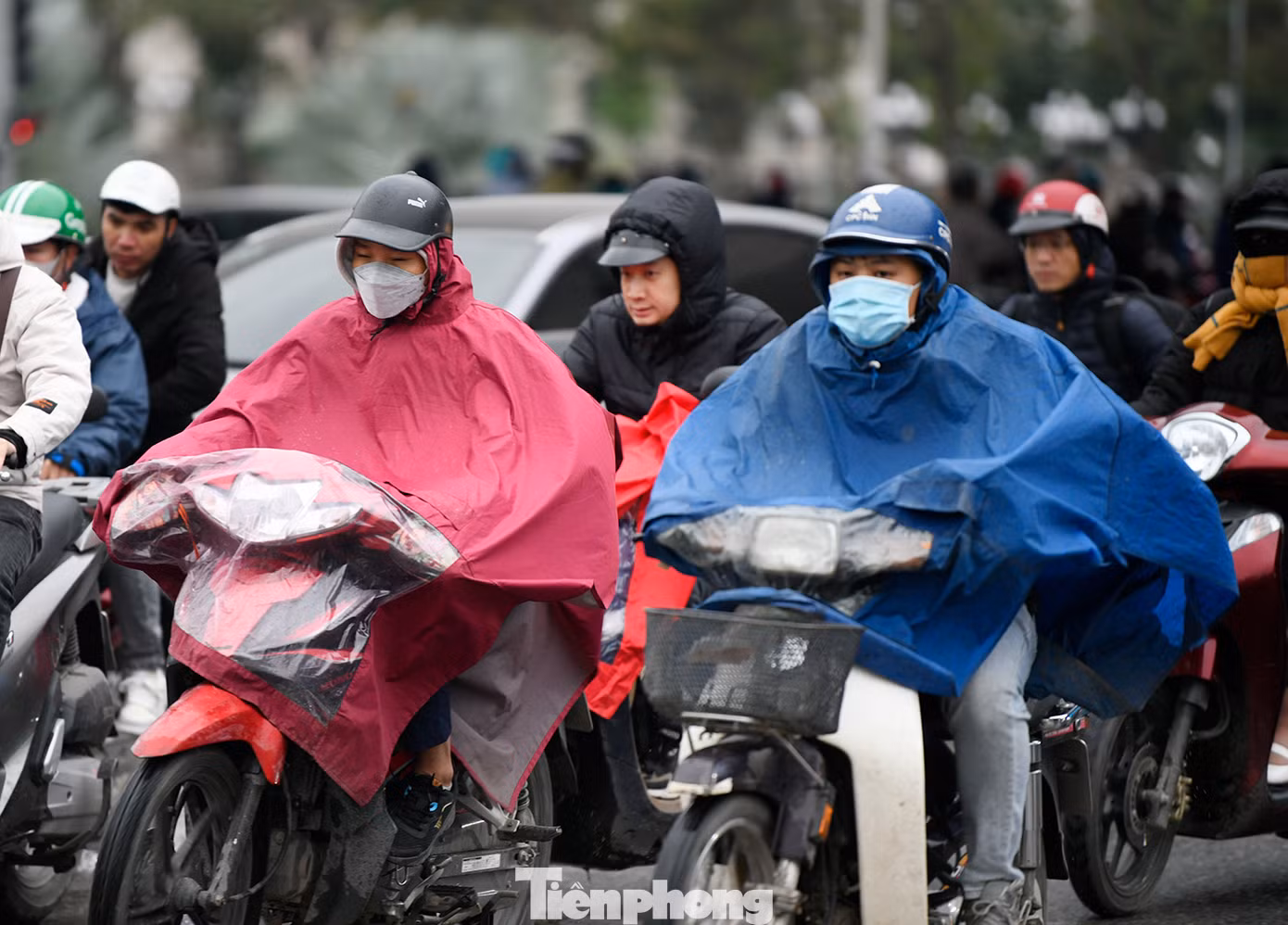 Người dân khi đi ra đường đều mặc ấm, thậm chí trùm kín áo mưa trước đợt không khí lạnh lần này.